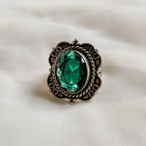 VTG Emerald Green Oval Victorian Design Ring